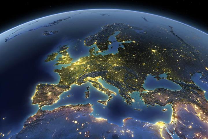 Una imagen satelital sobre Europa de noche