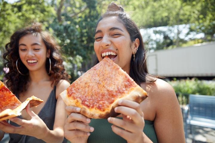 Una mujer come pizza