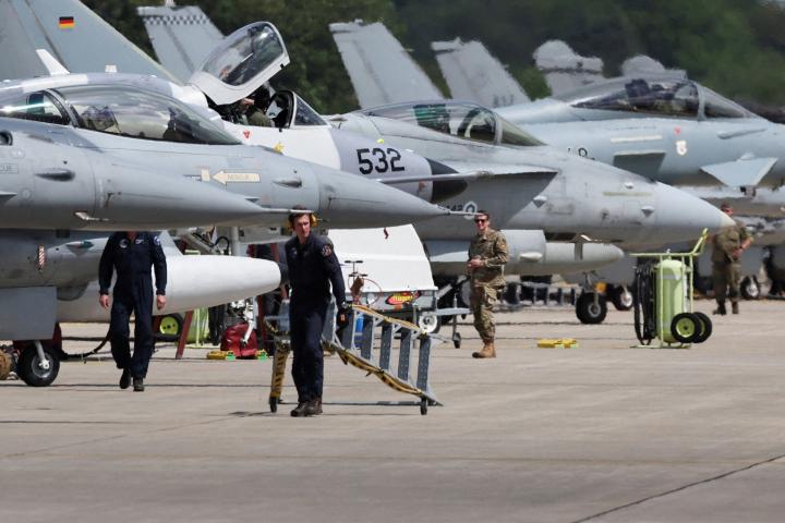 Aviones de combate frente a un hangar durante un ejercicio de maniobras aéreas de la OTAN en la base aérea estadounidense de Ramstein (Alemania), el 6 de junio de 2024.