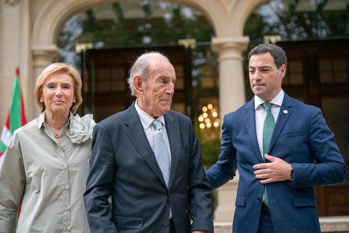 Carlos Garaikoetxea junto al actual lehendakari, Imanol Pradales, en 2025