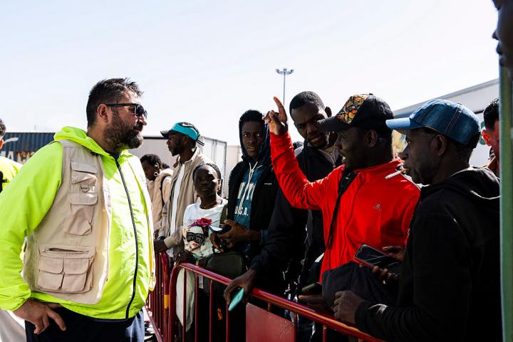 Colas en el inicio de la atención a los inmigrantes en sus trámites de regularización extraordinaria en el Puerto de Almería, el 27 de abril de 2026.