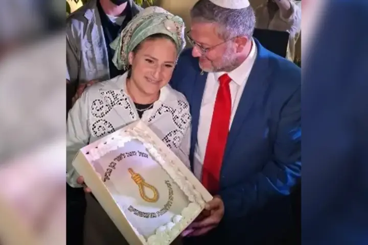 El ministro de Seguridad Nacional de Israel, Itamar Ben-Gvir, con su esposa Ayala, posando con el pastel decorado con la soga, celebrando la recuperada pena de muerte.