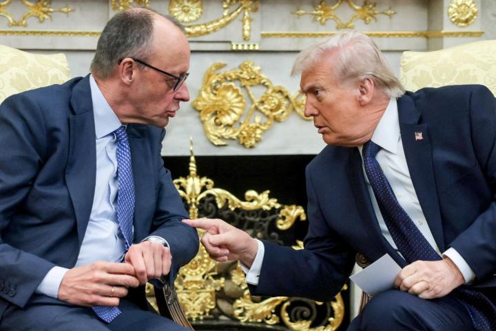 El presidente de EEUU, Donald Trump, y el canciller alemán, Friedrich Merz, en el Despacho Oval de la Casa Blanca, en Washington, el 3 de marzo de 2026. REUTERS/Jonathan Ernst/Foto de archivo