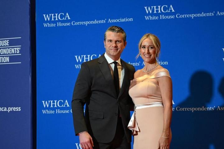 El secretario de Defensa de Estados Unidos, Pete Hegseth (izquierda), y su esposa, Jennifer Rauchet, asisten a la cena de corresponsales de la Casa Blanca en el hotel Washington Hilton en Washington.