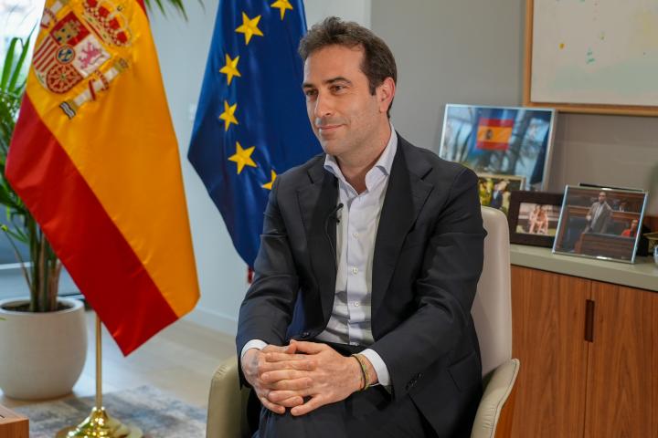 El vicepresidente primero del Gobierno y ministro de Economía, Carlos Cuerpo, durante su entrevista con El HuffPost