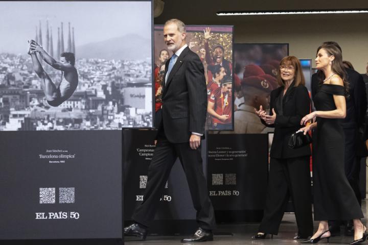 Felipe VI, en la exposición por el 50 aniversario de 'El País' en los Premios Ortega y Gasset