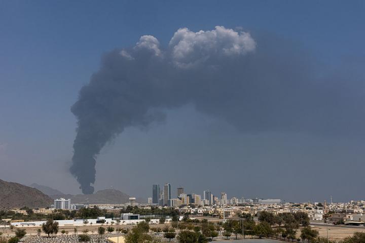 Humo tras un impacto cerca de la zona petrolera de Fuyaira (Emiratos Árabes), en una imagen de marzo