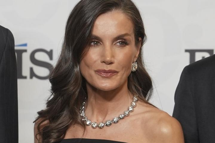 La reina Letizia con el collar y los pendientes de chatones en el 50º aniversario de El País