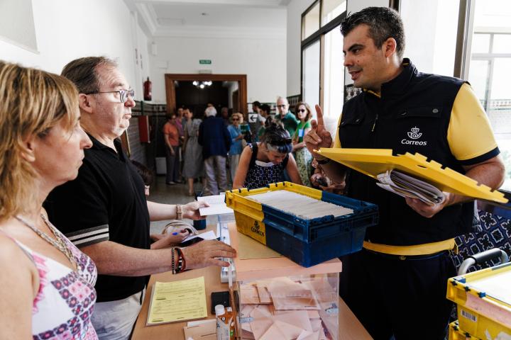 Empleado de Correos en un colegio electoral