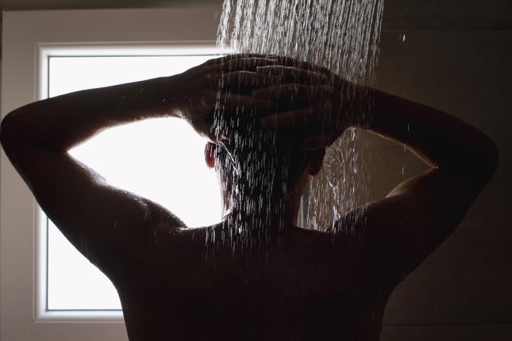 Primer plano de un joven en la ducha.