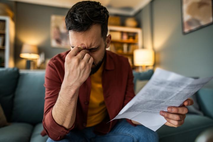 Hombre triste en casa