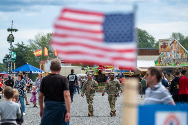 Una bandera estadounidense ondea en el Festival Folclórico Germano-Estadounidense en el campo de entrenamiento militar de Grafenwöhr, en agosto de 2023.