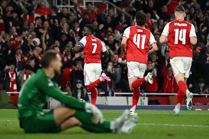 Bukayo Saka marcó el primer gol del Arsenal en las semifinales contra el Atlético de Madrid.