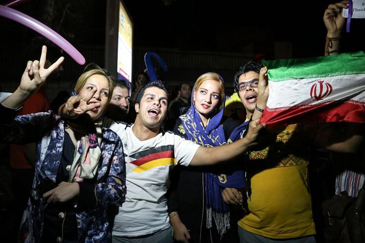 Ciudadanos de Teherán (Irán) celebran en las calles el acuerdo sobre el programa nuclear iraní con Occidente, el 14 de julio de 2015.