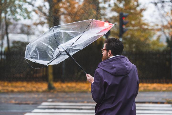 Una tormenta rompe un paraguas