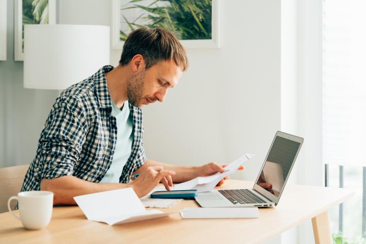 Un hombre pagando impuestos