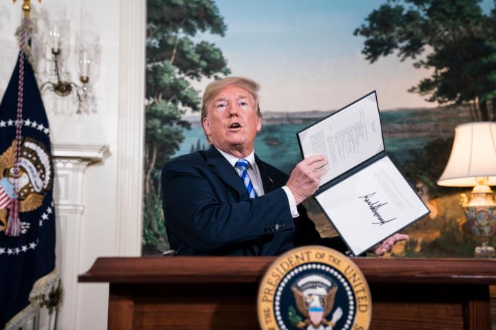 El presidente de EEUU, Donald Trump, firma el Memorando de Seguridad Nacional por el que abandona el acuerdo nuclear con Irán, el 8 de mayo de 2018, en la Casa Blanca.