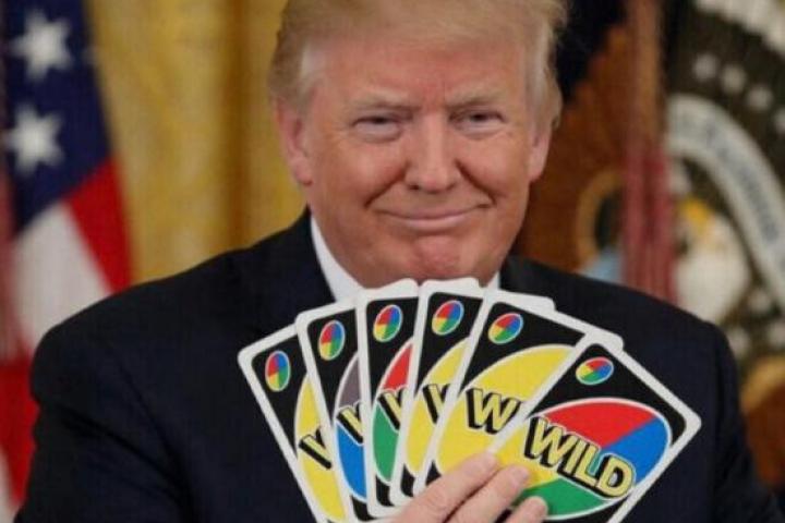 El presidente de EEUU, Donald Trump, sosteniendo comodines del UNO, en una imagen generada por IA y difundida por la Casa Blanca el 4 de mayo de 2026.