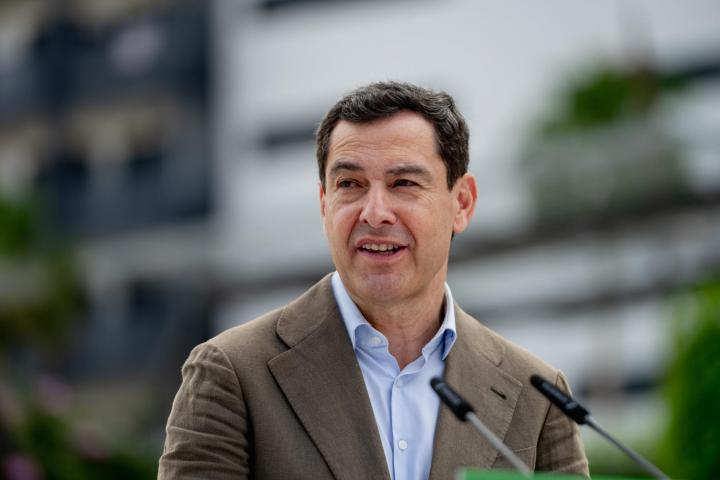 El presidente del PP de Andalucía y candidato a la reelección de la Presidencia de la Junta, Juanma Moreno, en un acto de campaña en Dos Hermanas (Sevilla), el 3 de mayo de 2026.