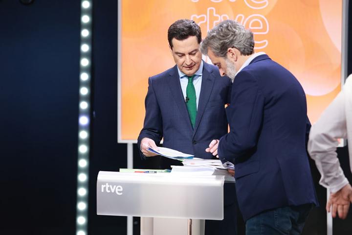 Juanma Moreno en el debate electoral.