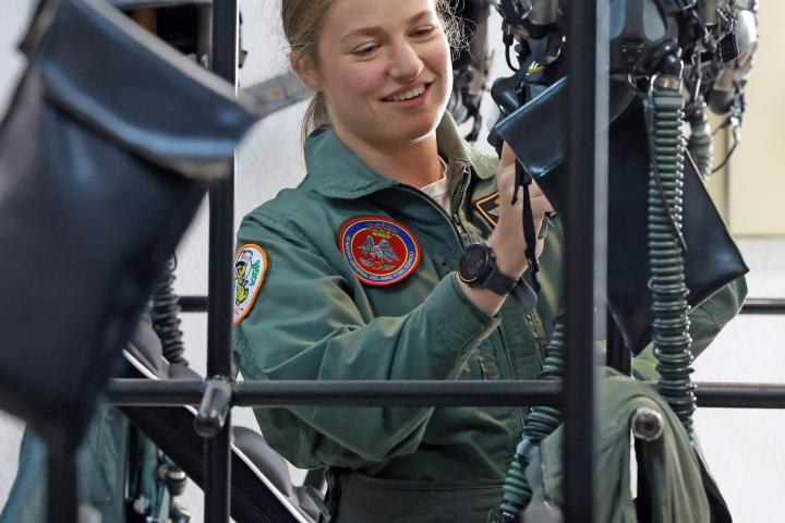 alt="alt="La princesa Leonor se prepara para un vuelo de instrucción en un avión de combate F5 en el Ala 23 de Talavera la Real (Badajoz)""