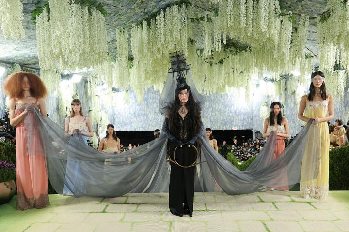 Madonna a su paso por la gala Met 2026.