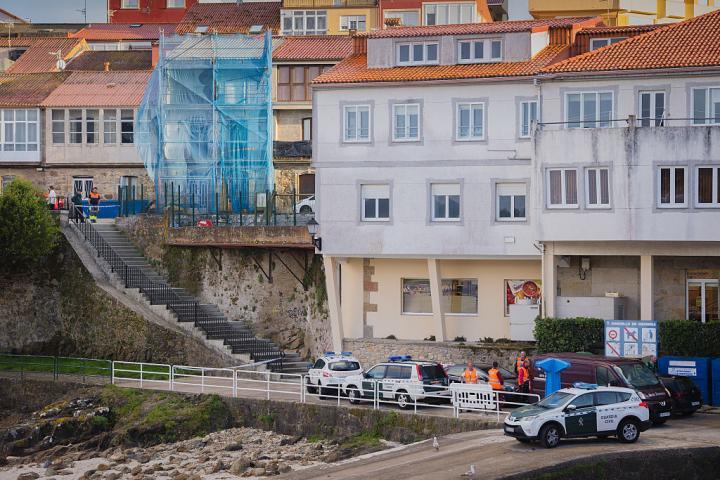 Sanitarios e investigadores trabajan en la playa de Fisterra (A Coruña) donde se produjo la muerte de un niño que cayó de una ventana de un centro de menores, el 4 de mayo de 2026.