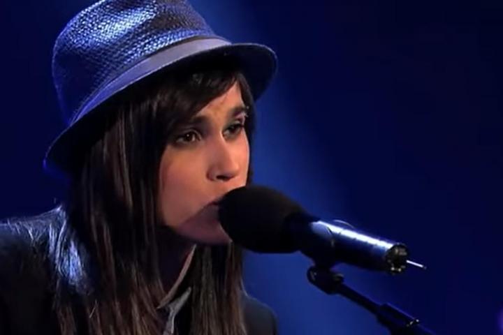 Seila Esencia cantando en el programa Hit-La Canción.
