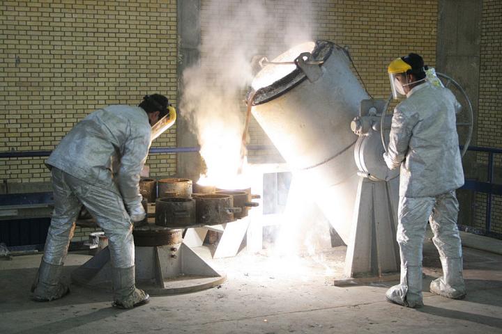 Técnicos trabajan en una planta de procesamiento de uranio en Isfahán (Irán), el 30 de marzo de 2005.