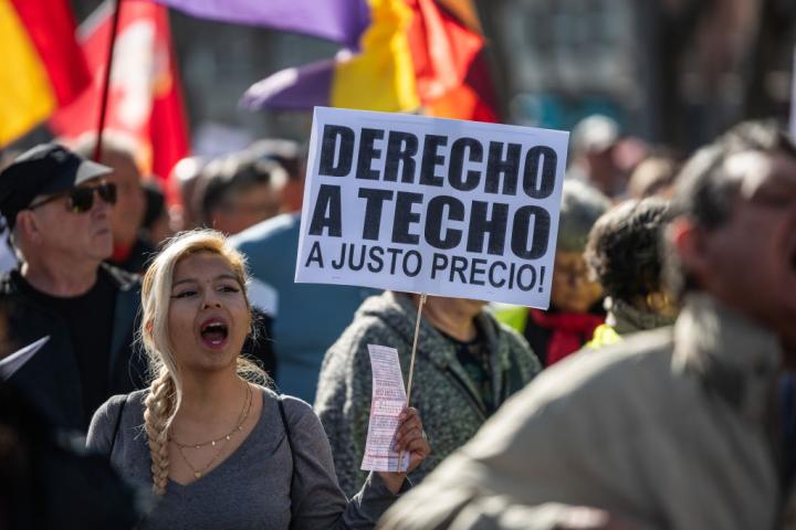 Una manifestante reclamando el derecho a un techo a un precio digno, en una manifestación por la vivienda en Madrid