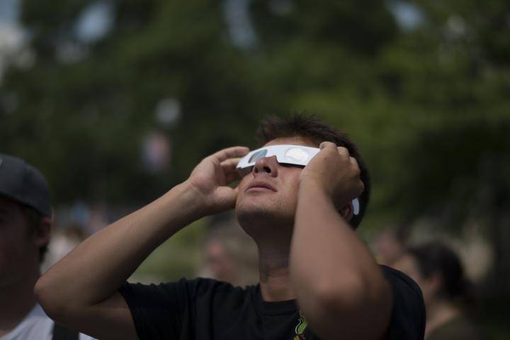 Una persona, mirando un eclipse.