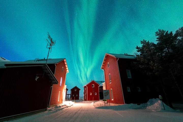 Cabañas invernales y auroras boreales en Hailuoto, una isla próxima a Oulu, en Finlandia