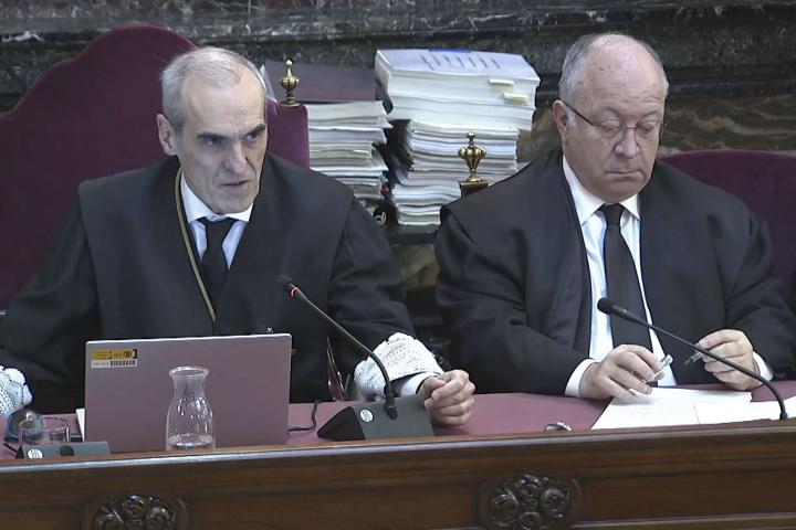 El fiscal Alejandro Luzón Cánovas y el abogado del PP, Alberto Durán, durante el juicio de la trama Mascarillas del 'caso Koldo'.
