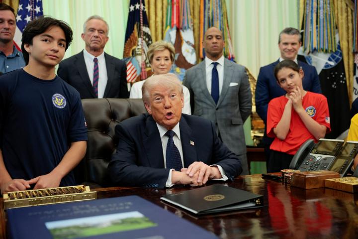 El presidente de EEUU, Donald Trump, rodeado de niños en la firma de un memorándum sobre deporte infantil en el Despacho Oval de la Casa Blanca, el 5 de mayo de 2026.