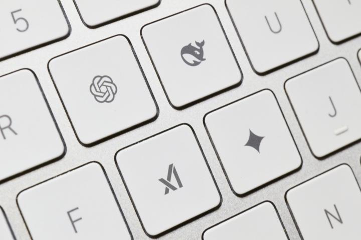 Un teclado en el que varias teclas han sido reemplazadas por los logos de OpenAI, DeepSeek, Grok y Gemini