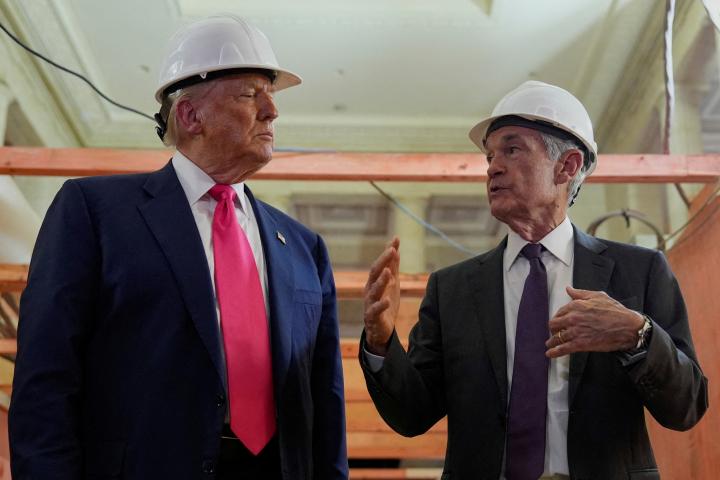 No es una escena de 'Manos a la obra'. Donald Trump y Jerome Powell, en una imagen de archivo.