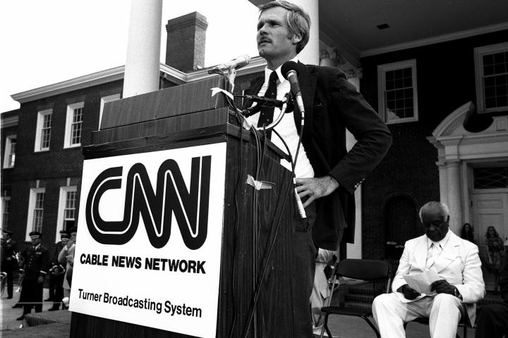 Ted Turner asiste al evento oficial de lanzamiento de CNN en la sede mundial de CNN en Techwood Drive, Atlanta, Georgia, el 1 de junio de 1980