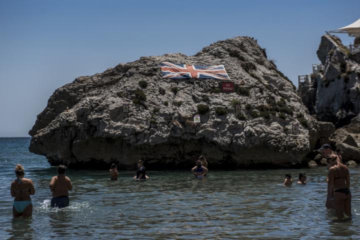 Un grupo de bañistas en la Caleta de Catalan Bay, en la costa oriental del Peñón de Gibraltar