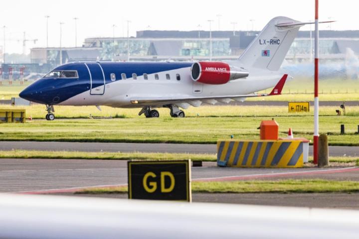 Uno de los aviones empleados para evacuar pasajeros del crucero con síntomas desde Cabo Verde