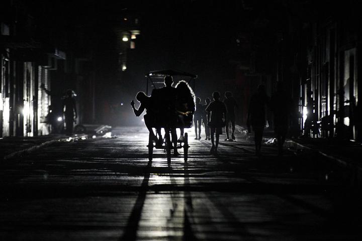 Ciudadanos de La Habana (Cuba) usan una bicicleta como taxi comunitario durante el apagón del 21 de marzo de 2026.