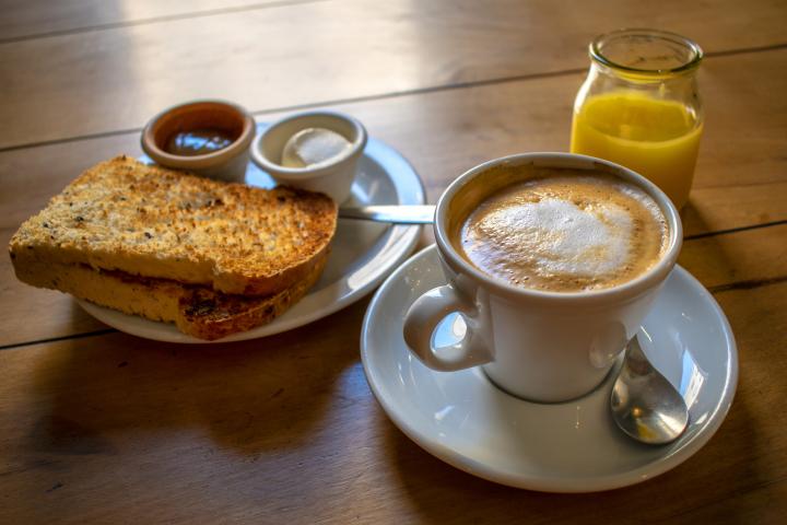 Desayuno con zumo y café