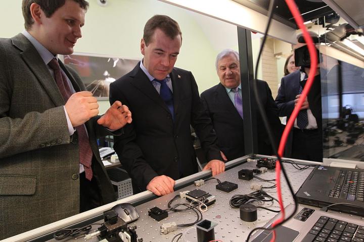 El entonces presidente ruso, Dmitry Medvedev, visita un laboratorio en la Universidad Técnica Estatal Bauman, el 25 de abril de 2012, en Moscú.