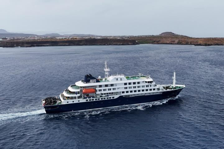El MV Hondius, foco por los casos de hantavirus, deja atrás costas de Cabo Verde para dirigirse a España.