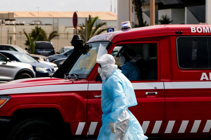 Una persona con un equipo protector, junto a una ambulancia, durante una operación de evacuación de pacientes con sospecha de hantavirus en Praia (Cabo Verde), el 6 de mayo de 2026.
