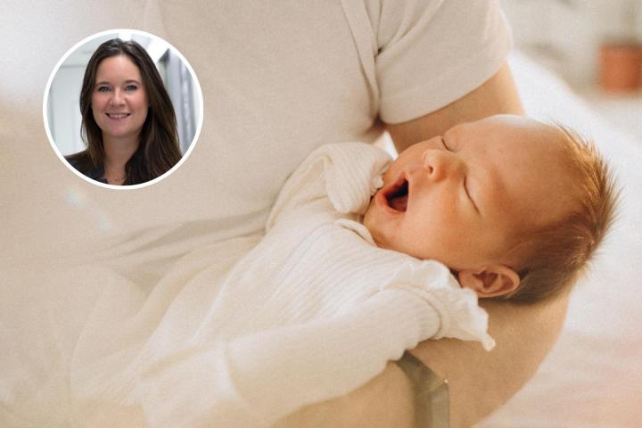 Almudena Herraiz y un bebé dormido