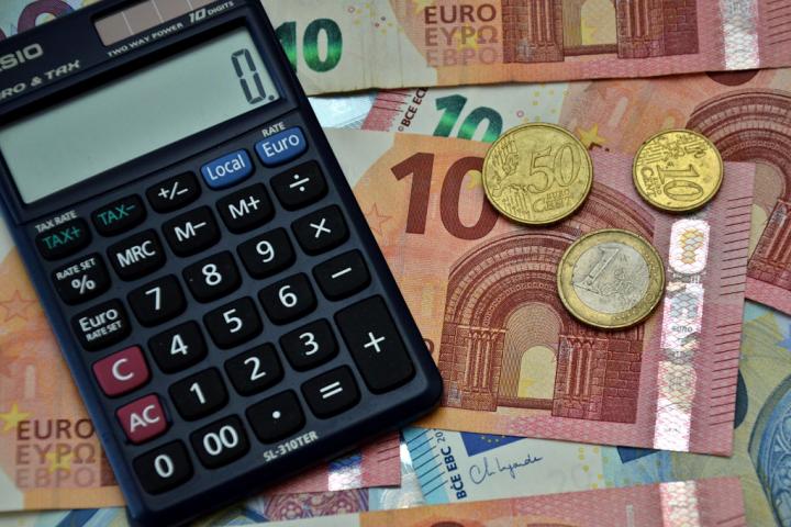 Billetes de euro junto a una calculadora