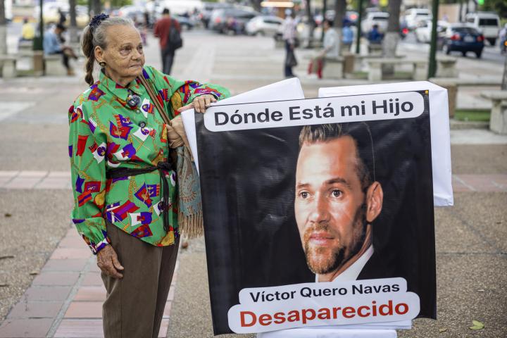 Carmen Navas, la madre de Víctor Hugo Quero Navas, sostiene un cartel exigiendo conocer el paradero de su hijo, en Caracas (Venezuela), el 4 de mayo de 2026.