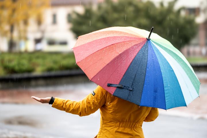 Una mujer bajo la lluvia