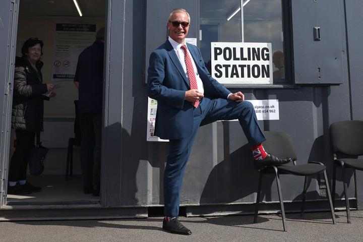 El líder de Reform UK, Nigel Farage, llega para emitir su voto durante las elecciones municipales del 7 de mayo de 2026 en Walton-on-the-Naze, Inglaterra.