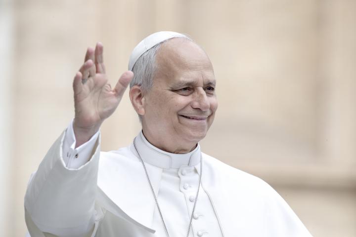El papa León XIV saludando en la plaza de San Pedro